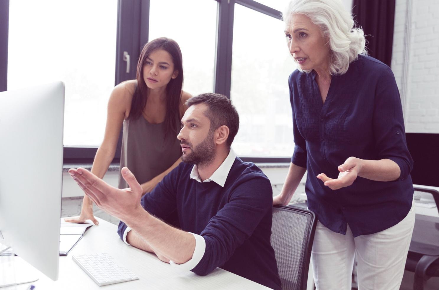 Personne analysant ses finances personnelles avec documents et calculatrice