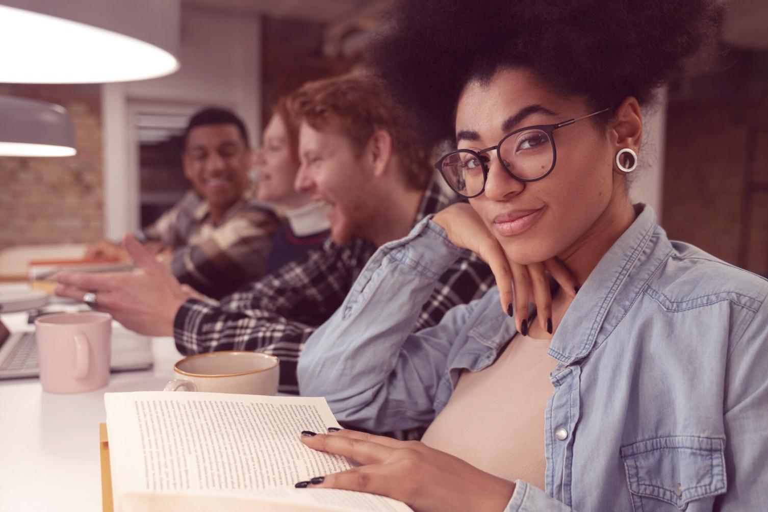 Personne analysant ses finances personnelles avec concentration