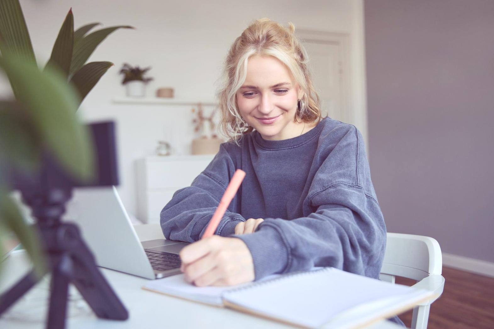 Espace de travail moderne représentant notre approche pédagogique personnalisée en gestion budgétaire